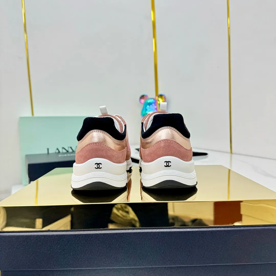 👟👟Ex-factory price 600👟👟High quality! ! ! CHANEL Chanel 25A latest thick-soled casual sports shoes. The counter is synchronized. The counter is very popular. It is a shoe that is very difficult to buy. The most popular thick-soled casual shoes on the Internet. As you can imagine, the most popular thick-soled casual shoes can not be missed. It has both good looks and comfort. Simple and versatile. The thick sole increases the height and is super versatile. Whoever wears it will look better. Upper: cowhide stitching. Lining: breathable mesh. Outsole: TPU original outsole. Size: 35-41 👉